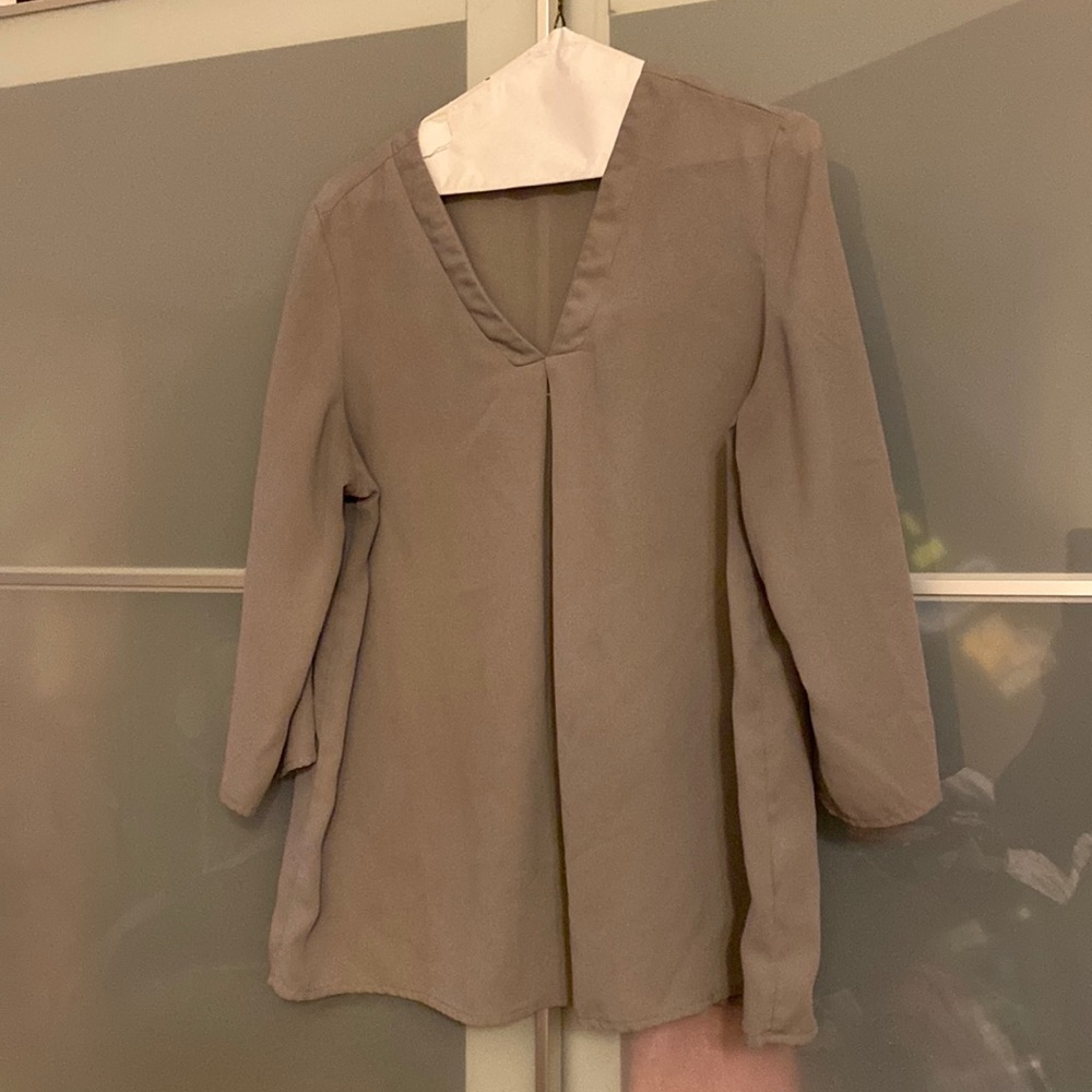 Grey blouse with camp shirt-style sleeves